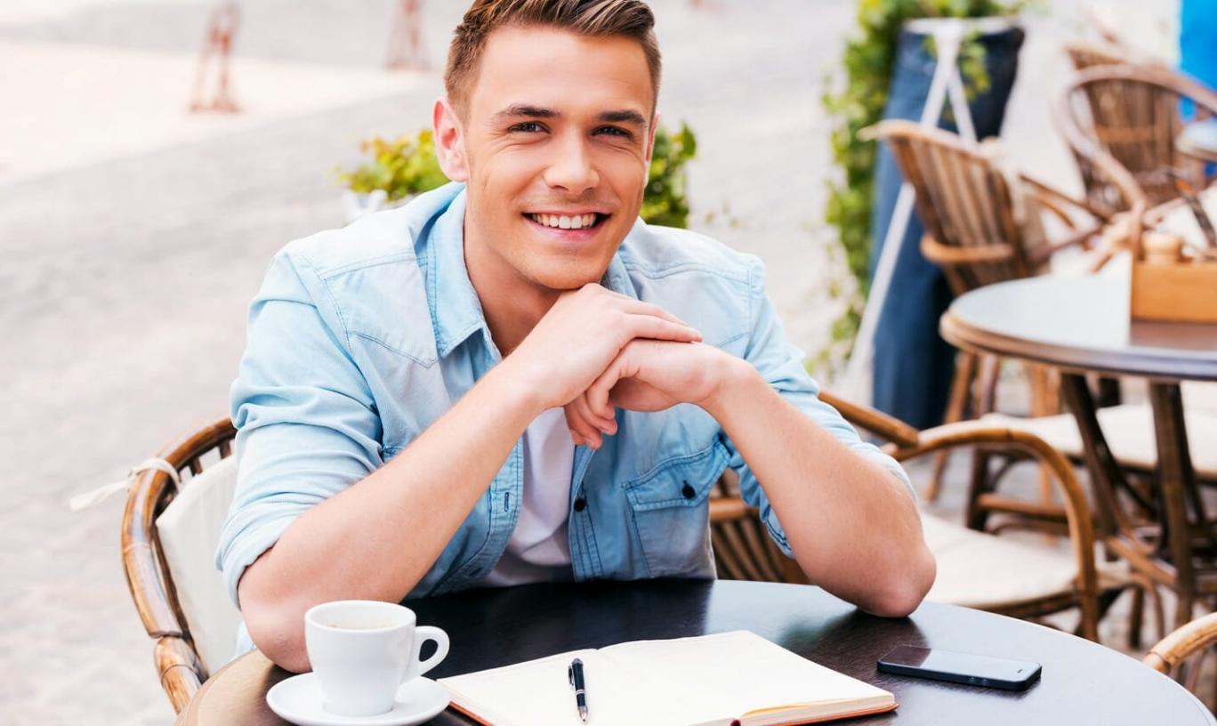 Instructor trabajando con material educativo personalizado